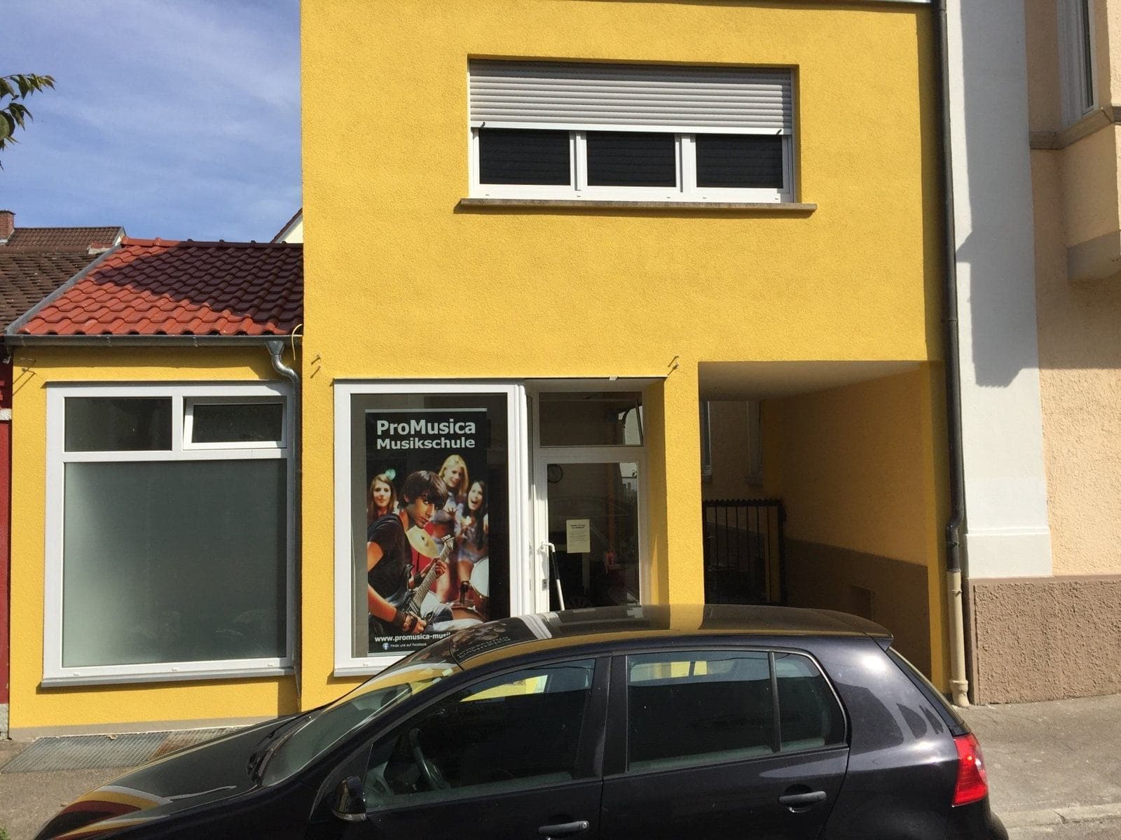 Die gelbe Fassade der Musikschule in der Hindenburgstraße.