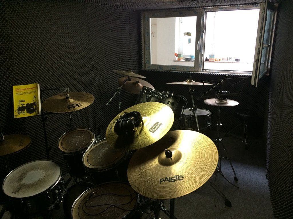 Schallgedämmter Schlagzeugraum mit Drumset.